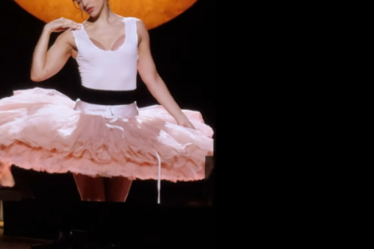 Εντυπωσιακή η περιοδεία «Lux» της Rosalia με όπερα και θέατρο [βίντεο]